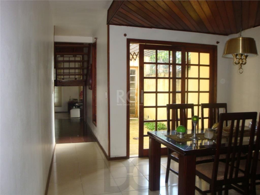 Casa para Venda - 240m², 4 dormitórios, sendo 1 suites, 4 vagas - Nonoai — foto 4