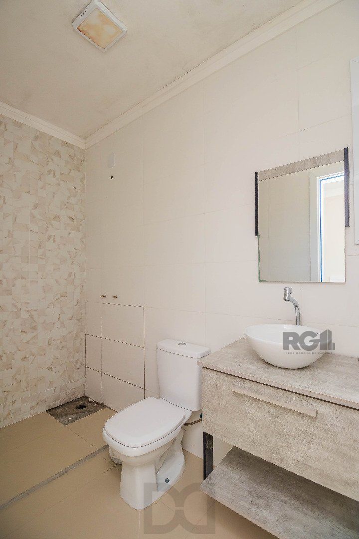 Sobrado, 185 metros quadrados privativo, com 3 quartos, 1 suíte, Living e cozinha integrados, lareira, churrasqueira, lavabo e 2 vagas de garagem. e 2 vagas de garagem — foto 26