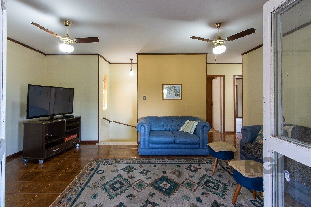 Casa com 4 quartos, suíte, churrasqueira, lareira, garagem coberta e lindo jardim. — foto 36