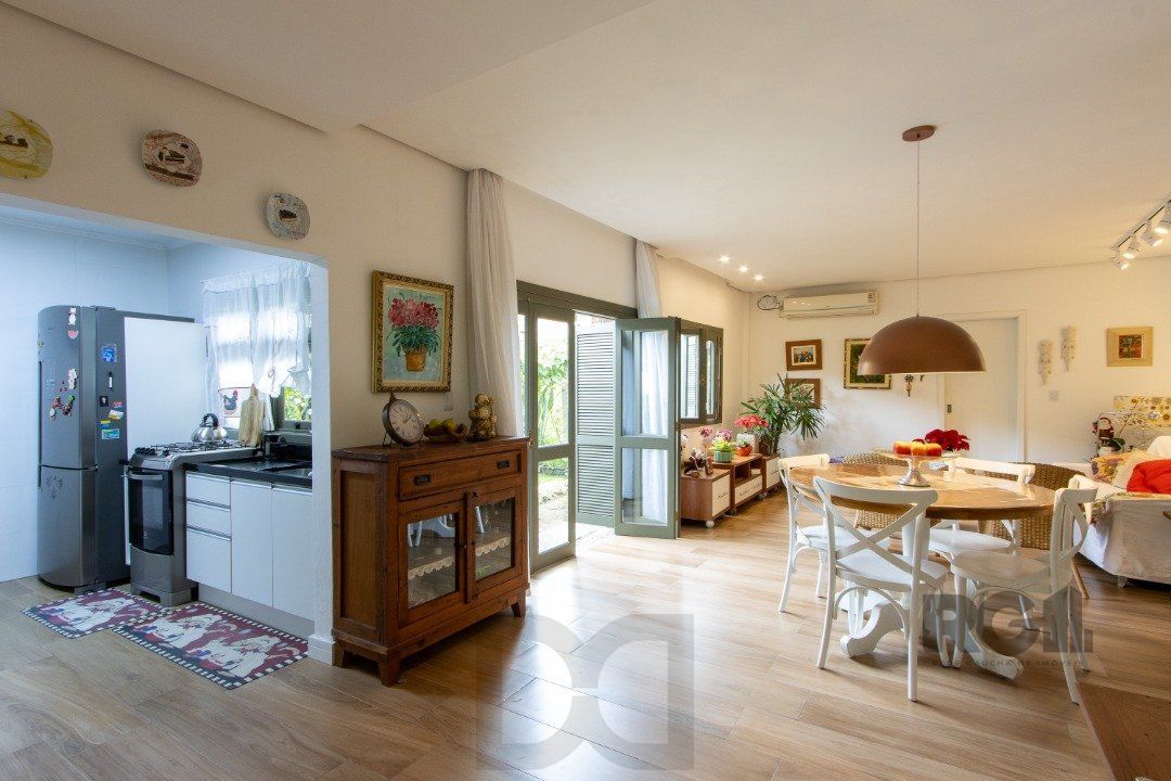 Casa térrea, 3 quartos, edícula, com 2 suites, pátio - Bairro Guarujá — foto 6