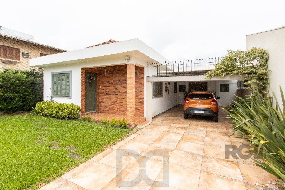 Casa térrea, 3 quartos, edícula, com 2 suites, pátio - Bairro Guarujá — foto 2