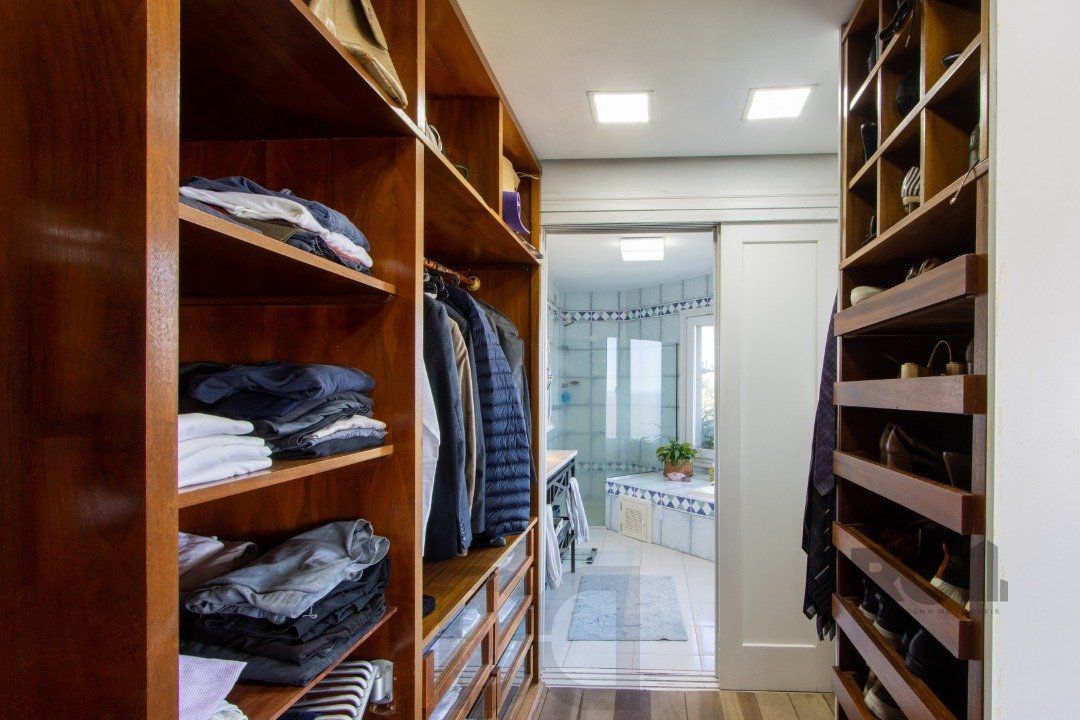 Casa deslumbrante vista do Guaiba, 3 dormitórios, sendo 1 suite master com closet e banheira de hidro com vista para o rio — foto 57