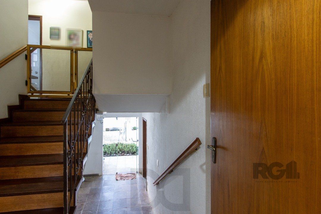 Casa no bairro Cristal, Possui 4 dormitórios, sendo 1suíte, closet e banheira de hidromassagem, com possibilidade de um podendo 1 dormitórios extra. — foto 13