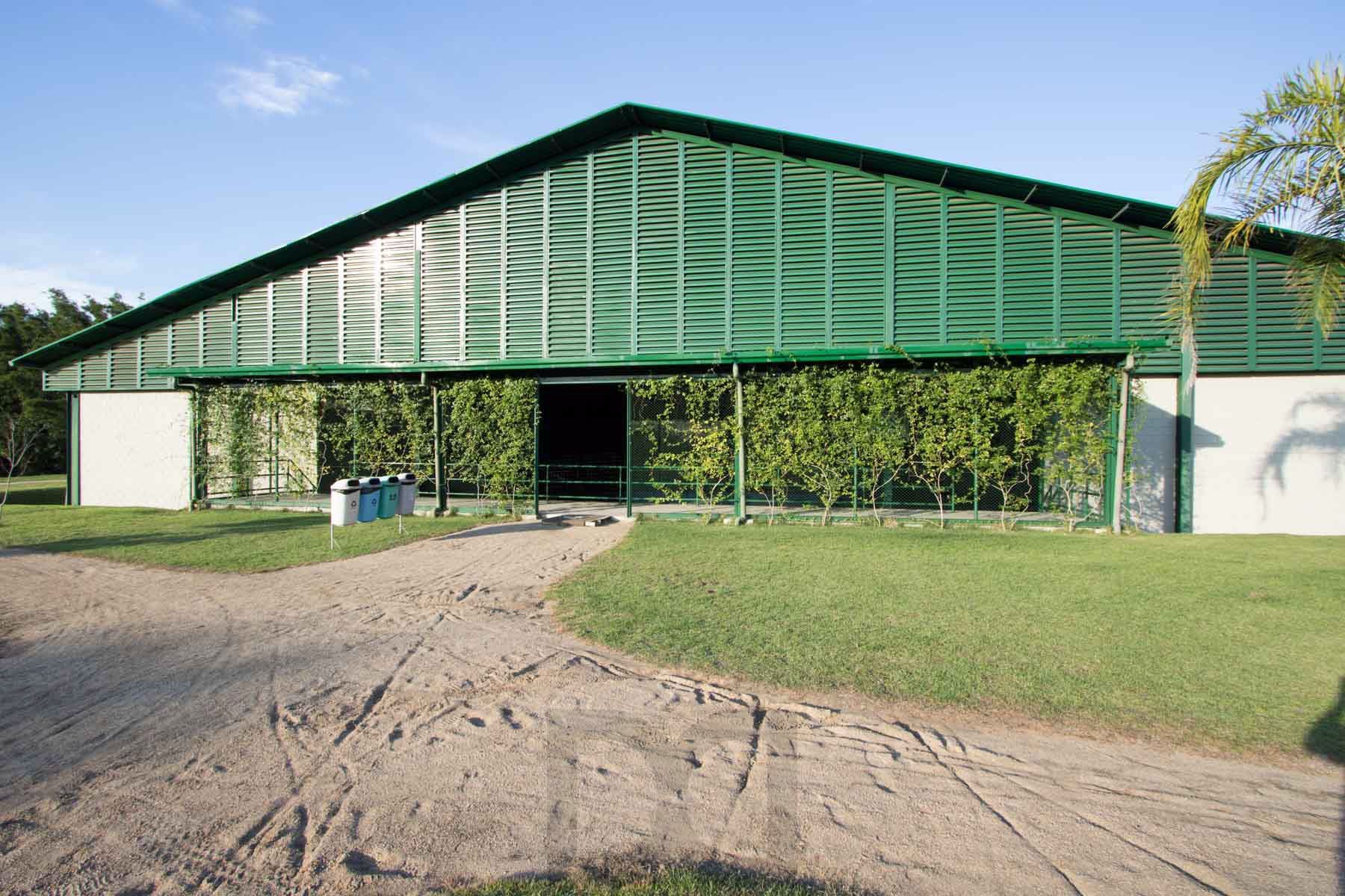 A casa conta com 434m2 de área construída, mas com um aproveitamento total dos 1.012m2 do lote — foto 83