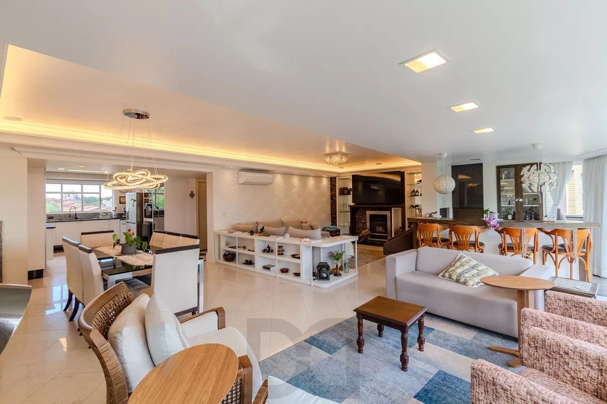 Apartamento com 3 dormitórios, 2 vagas e 231.61m² - Bairro Menino Deus — foto 2
