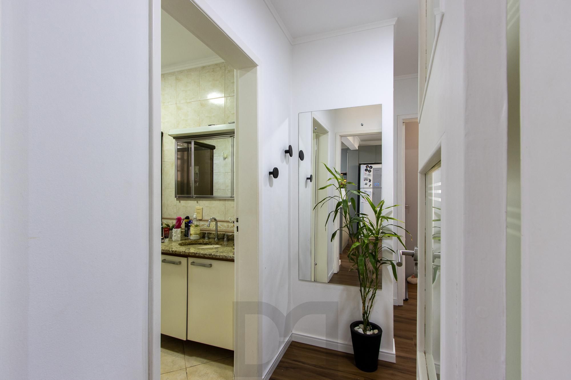 Linda casa totalmente reformada, 3 quartos (1 suite), 2 vagas cobertas - Bairro Nonoai — foto 22