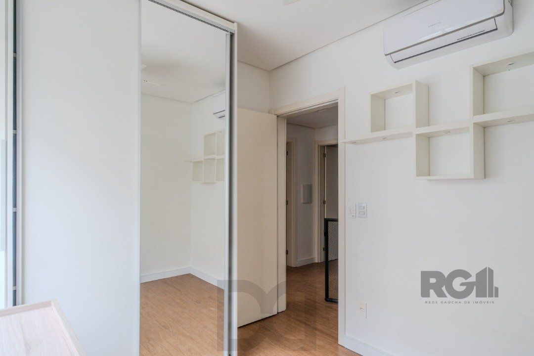 Casa impecável e mobiliada, com 3 niveis, possui 3 dormitórios sendo 1 suíte, 4 banheiros. — foto 21