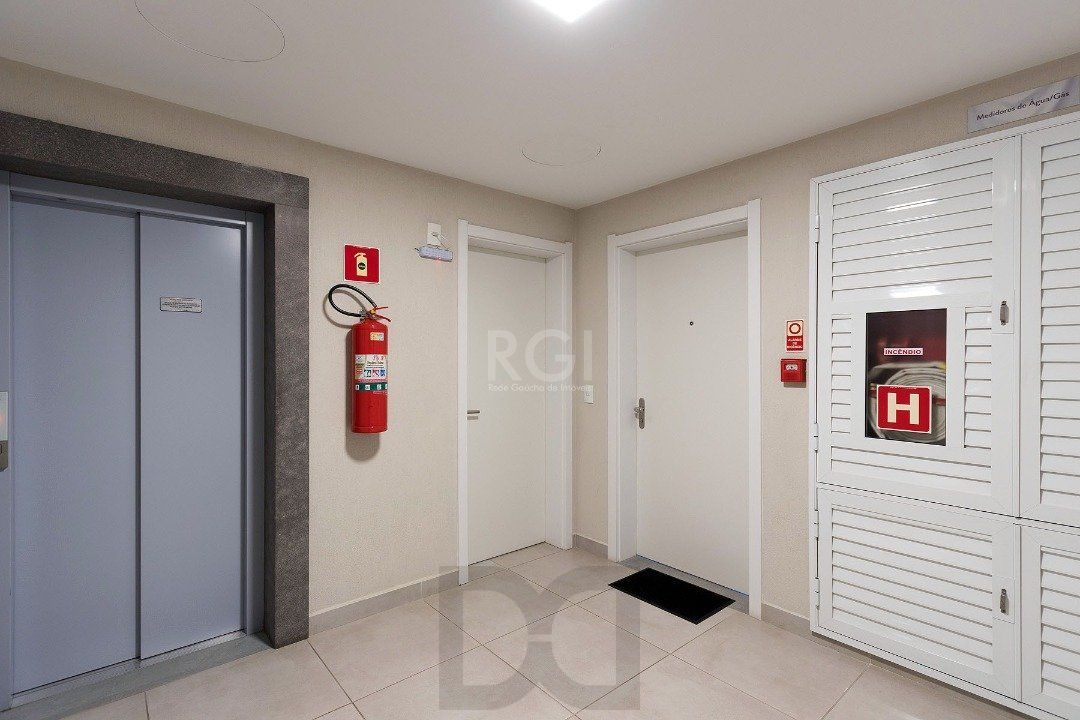 Apartamento | 2 Dormitórios | 1 Suíte | 1 Vaga | Bairro Cristal | Porteira Fechada — foto 6