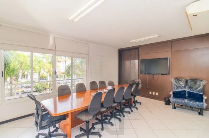 Excelente oportunidade para empresas e investidores! Prédio comercial moderno, amplo e muito bem localizado no bairro Menino Deus, oferecendo estrutura completa para diferentes tipos de negócios. — foto 31