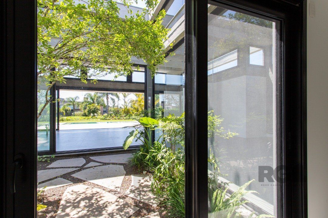 A Casa Le Mans, uma residência térrea de esquina com 389,48m2 de área coberta — foto 38