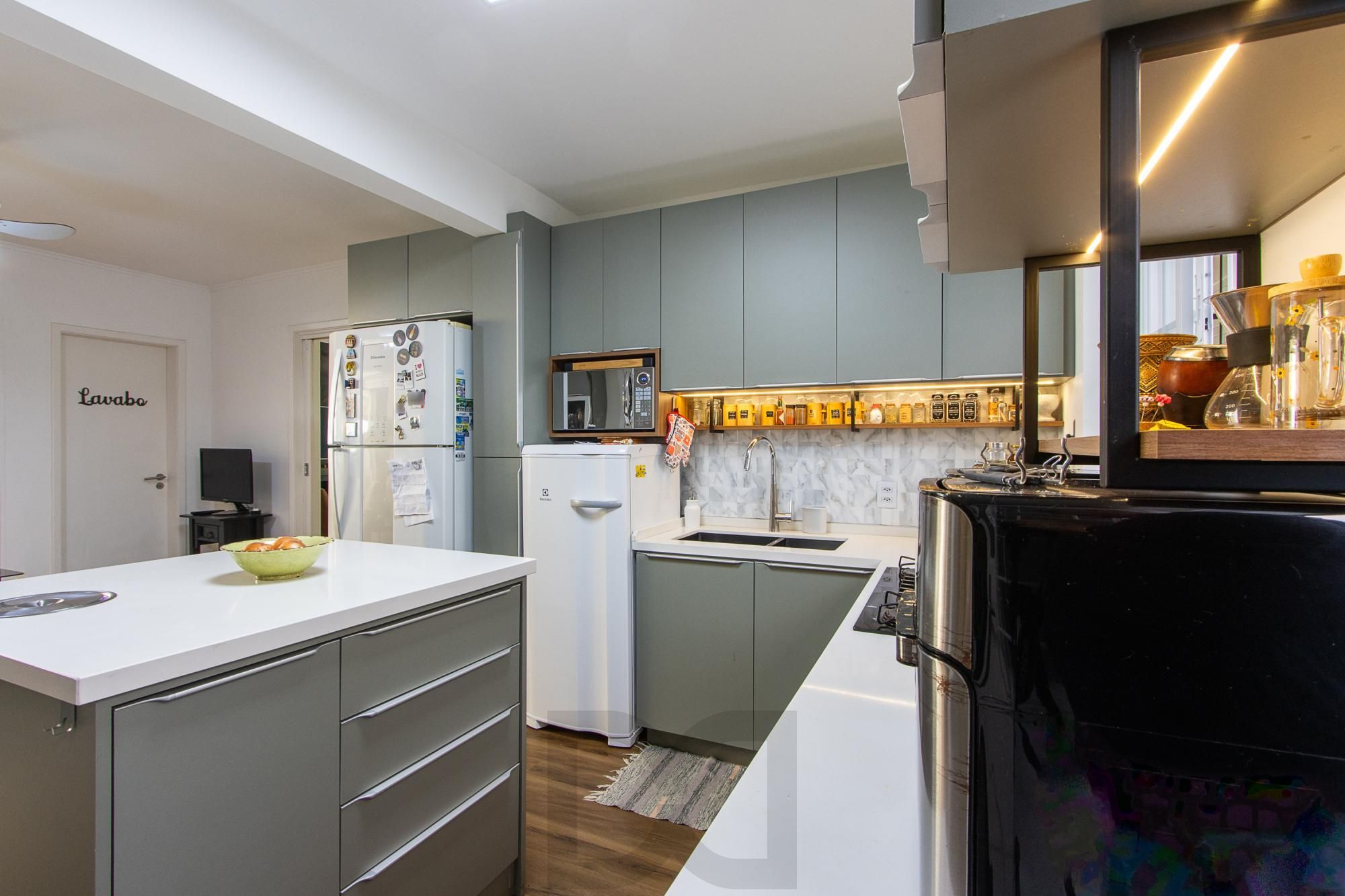 Linda casa totalmente reformada, 3 quartos (1 suite), 2 vagas cobertas - Bairro Nonoai — foto 16
