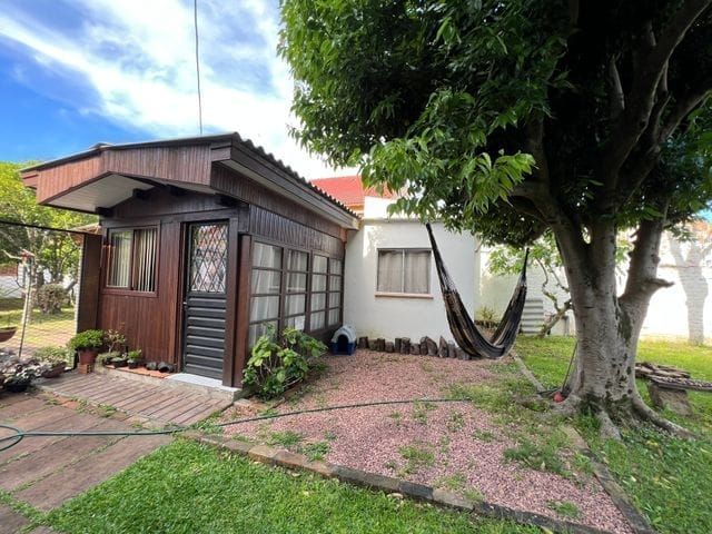Terreno medindo 11 X 39,66 com 2 casas de alvenaria - Bairro Guarujá — foto 4
