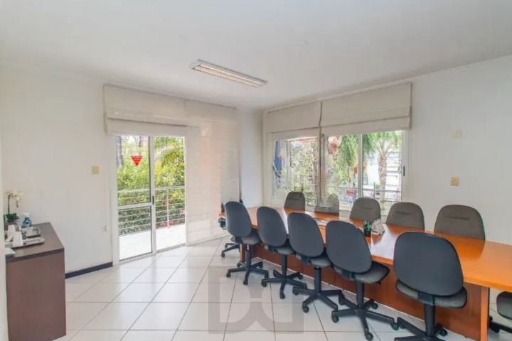 Excelente oportunidade para empresas e investidores! Prédio comercial moderno, amplo e muito bem localizado no bairro Menino Deus, oferecendo estrutura completa para diferentes tipos de negócios. — foto 39