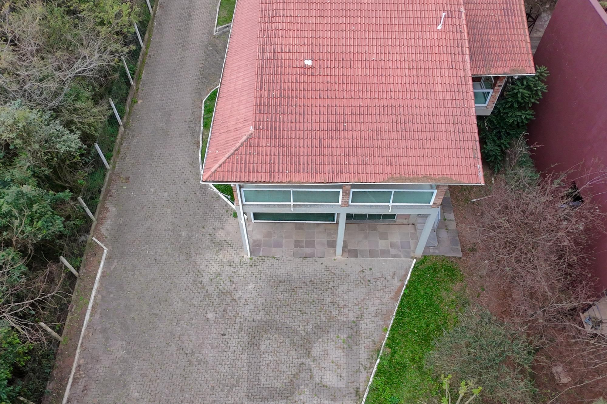 Casa de alvenaria, com 3 dormitórios, 1 suíte, living, cozinha, lavanderia, churrasqueira, banheiro social, pátio e 4 vagas de garagem. — foto 56