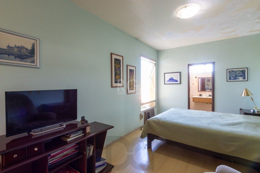 Sobrado com 345m² privativos, 3 suites, 2 vagas, churrasqueira. pátio com piscina - Bairro Cristal — foto 29