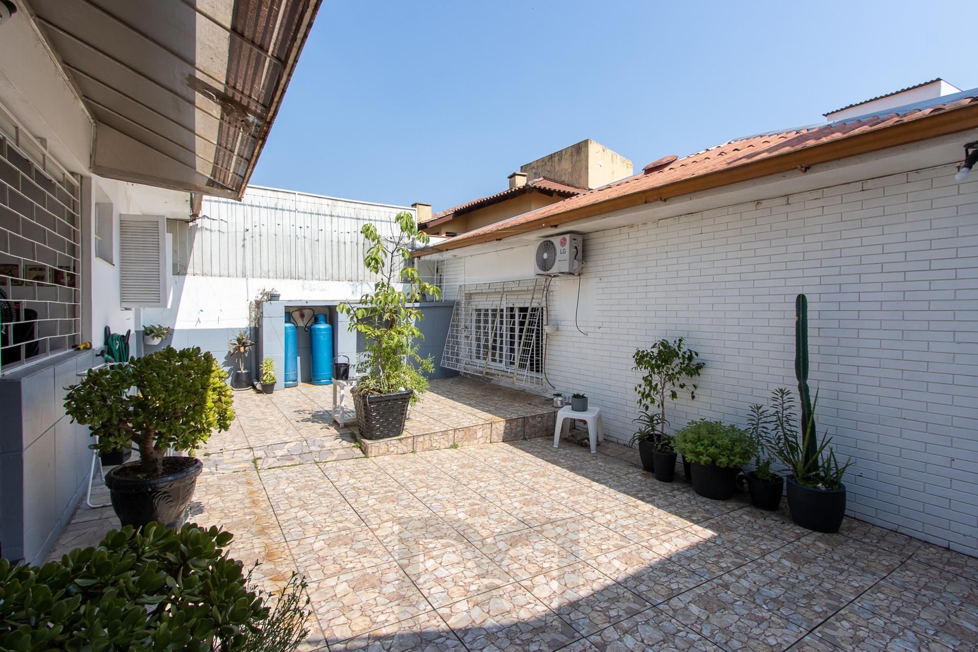 Linda casa totalmente reformada, 3 quartos (1 suite), 2 vagas cobertas - Bairro Nonoai — foto 39