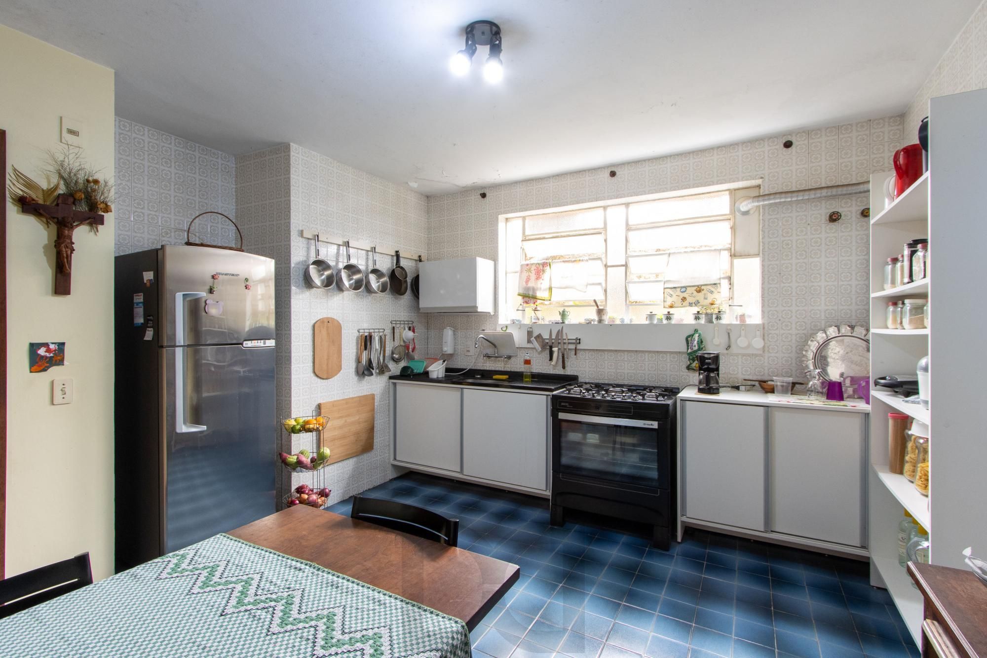 Casa de Alvenaria, possui 3 dormitórios, uma suíte, hall de entrada, lavabo, living com lareira, cozinha ampla com armários, área gourmet com churrasqueira, corredor, pátio e 4 vagas de garagem, uma construção em anexo que possui hall de entrada, lavabo, living, cozinha, escritório, banheiro social — foto 26
