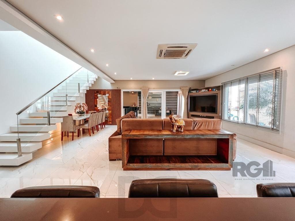 Excelente residência com aproximadamente 242m² privativos, — foto 1