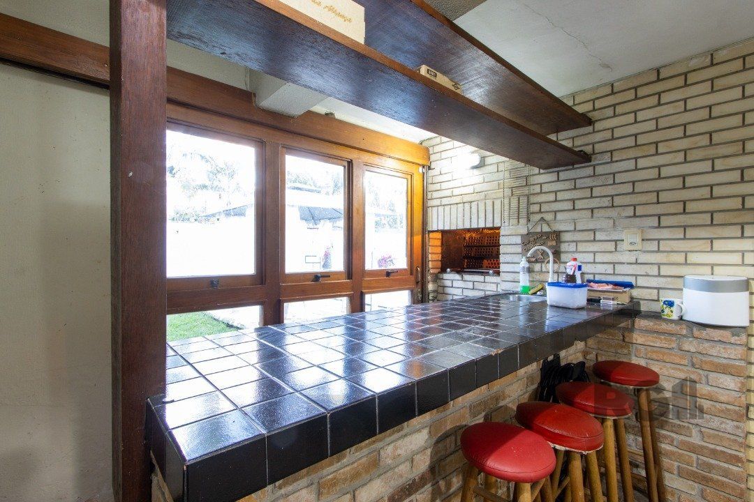 Casa no bairro Cristal, Possui 4 dormitórios, sendo 1suíte, closet e banheira de hidromassagem, com possibilidade de um podendo 1 dormitórios extra. — foto 21