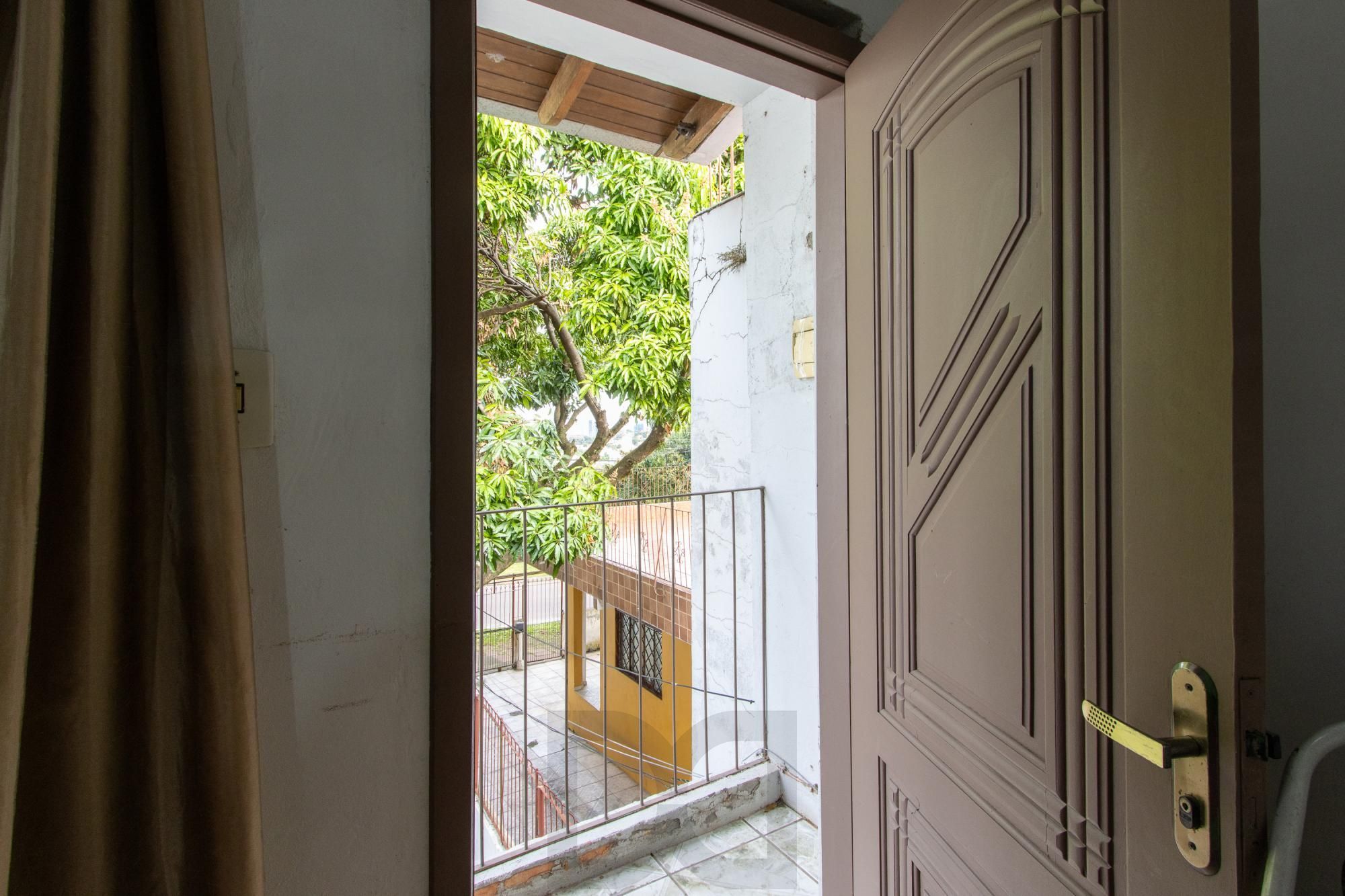 Casa ampla de 2 pavimentos com 4 dormitórios, 1 suite e 4 vagas no bairro Santa Tereza! — foto 25