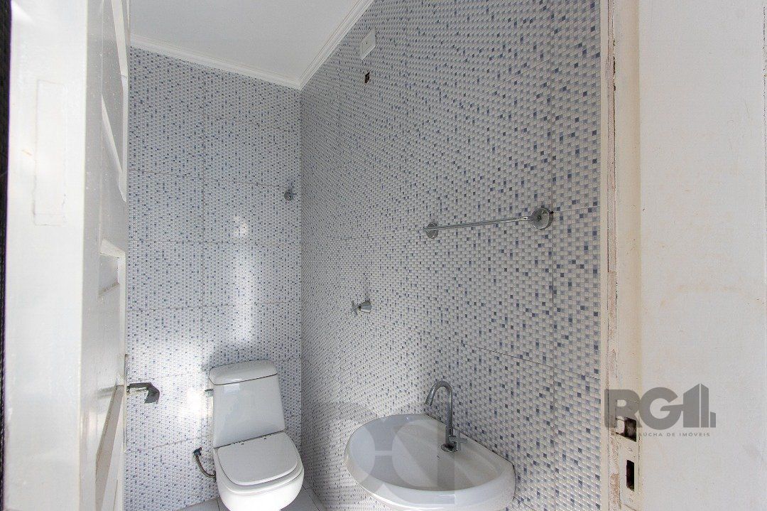 Casa térrea, com 3 dormitórios, 1 suíte, no bairro Ipanema. — foto 35