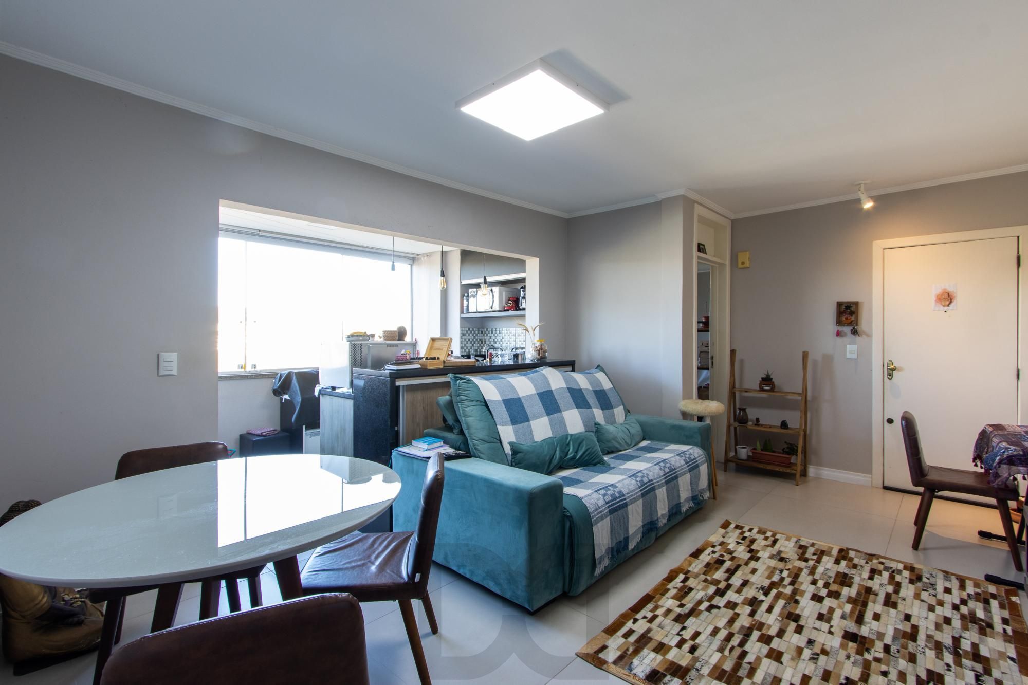 Apartamento 2 dorm, vaga de garagem escriturada e coberta - bairro Cristal — foto 1