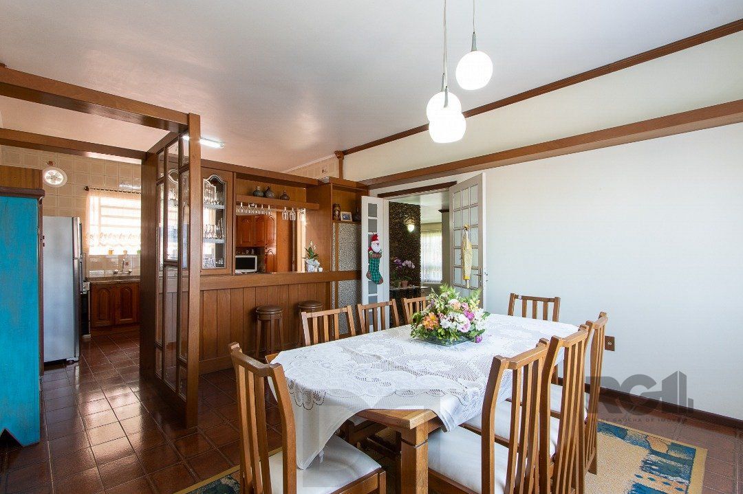 Casa com 4 quartos, suíte, churrasqueira, lareira, garagem coberta e lindo jardim. — foto 13