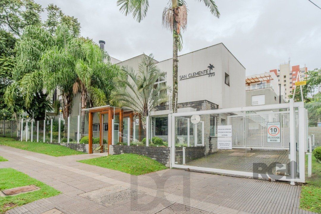 Casa impecável e mobiliada, com 3 niveis, possui 3 dormitórios sendo 1 suíte, 4 banheiros. — foto 43