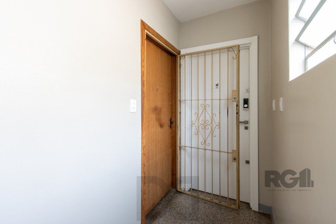Apartamento com 70m² de área privativa, possui 3 dormitórios, sala para 2 ambientes, banheiro social, cozinha com móveis planejados e área de serviço. — foto 4