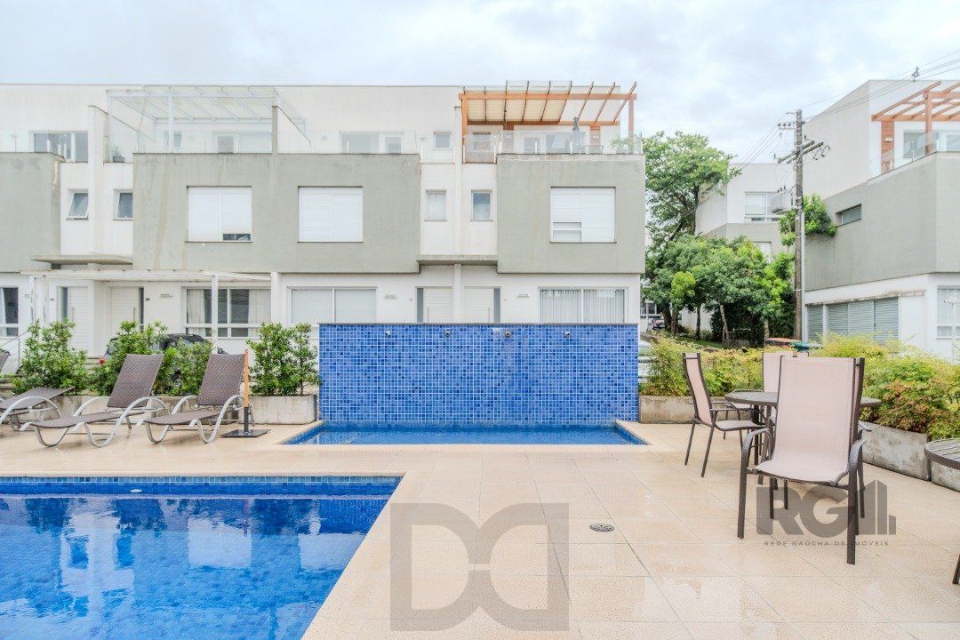 Casa impecável e mobiliada, com 3 niveis, possui 3 dormitórios sendo 1 suíte, 4 banheiros. — foto 40