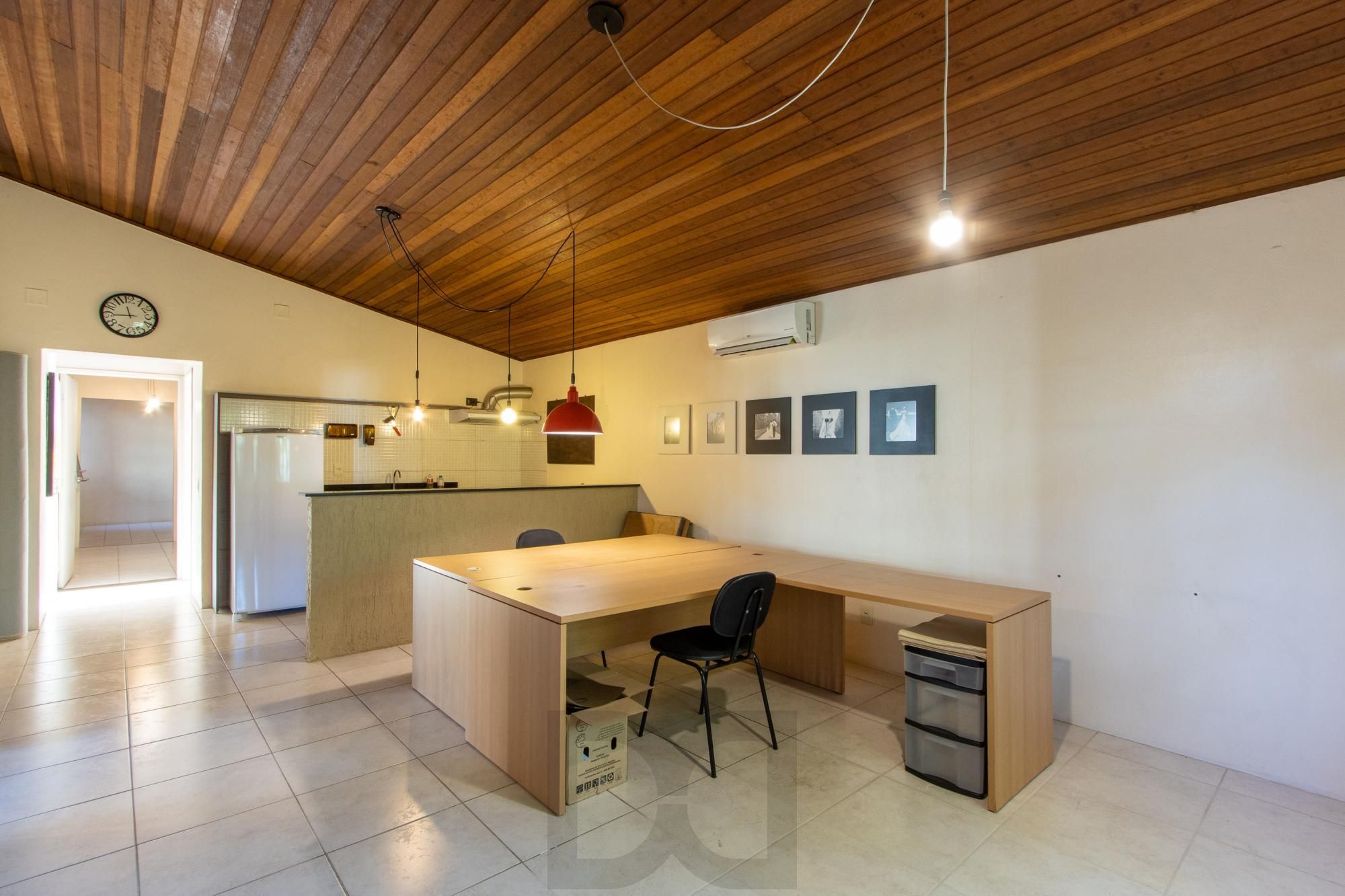 Casa de Alvenaria, possui 3 dormitórios, uma suíte, hall de entrada, lavabo, living com lareira, cozinha ampla com armários, área gourmet com churrasqueira, corredor, pátio e 4 vagas de garagem, uma construção em anexo que possui hall de entrada, lavabo, living, cozinha, escritório, banheiro social — foto 45