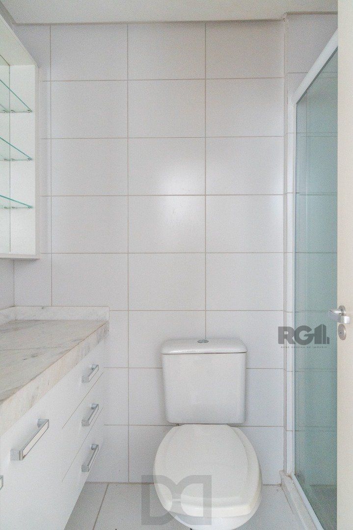 Casa impecável e mobiliada, com 3 niveis, possui 3 dormitórios sendo 1 suíte, 4 banheiros. — foto 34