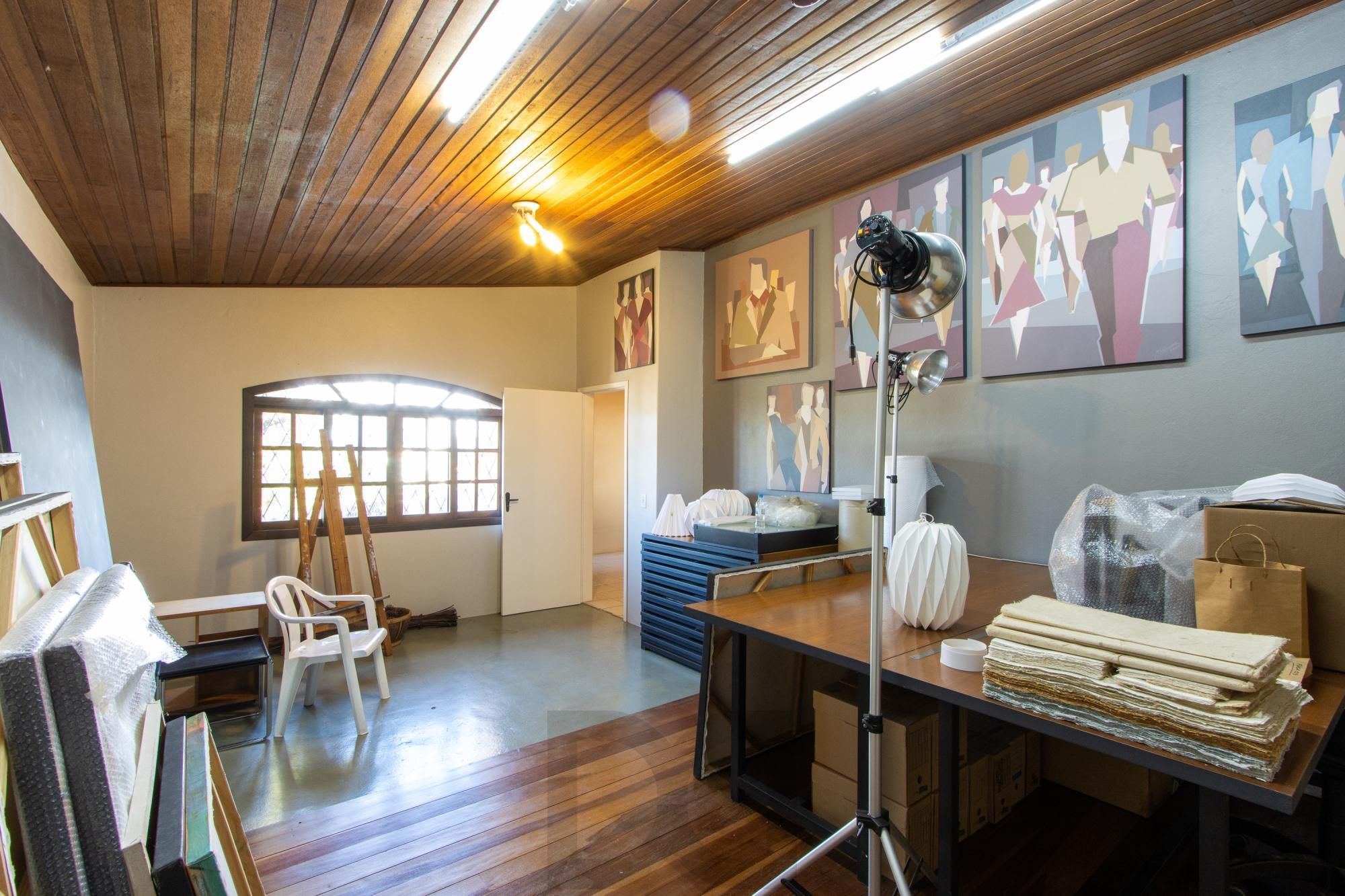 Casa de Alvenaria, possui 3 dormitórios, uma suíte, hall de entrada, lavabo, living com lareira, cozinha ampla com armários, área gourmet com churrasqueira, corredor, pátio e 4 vagas de garagem, uma construção em anexo que possui hall de entrada, lavabo, living, cozinha, escritório, banheiro social — foto 40