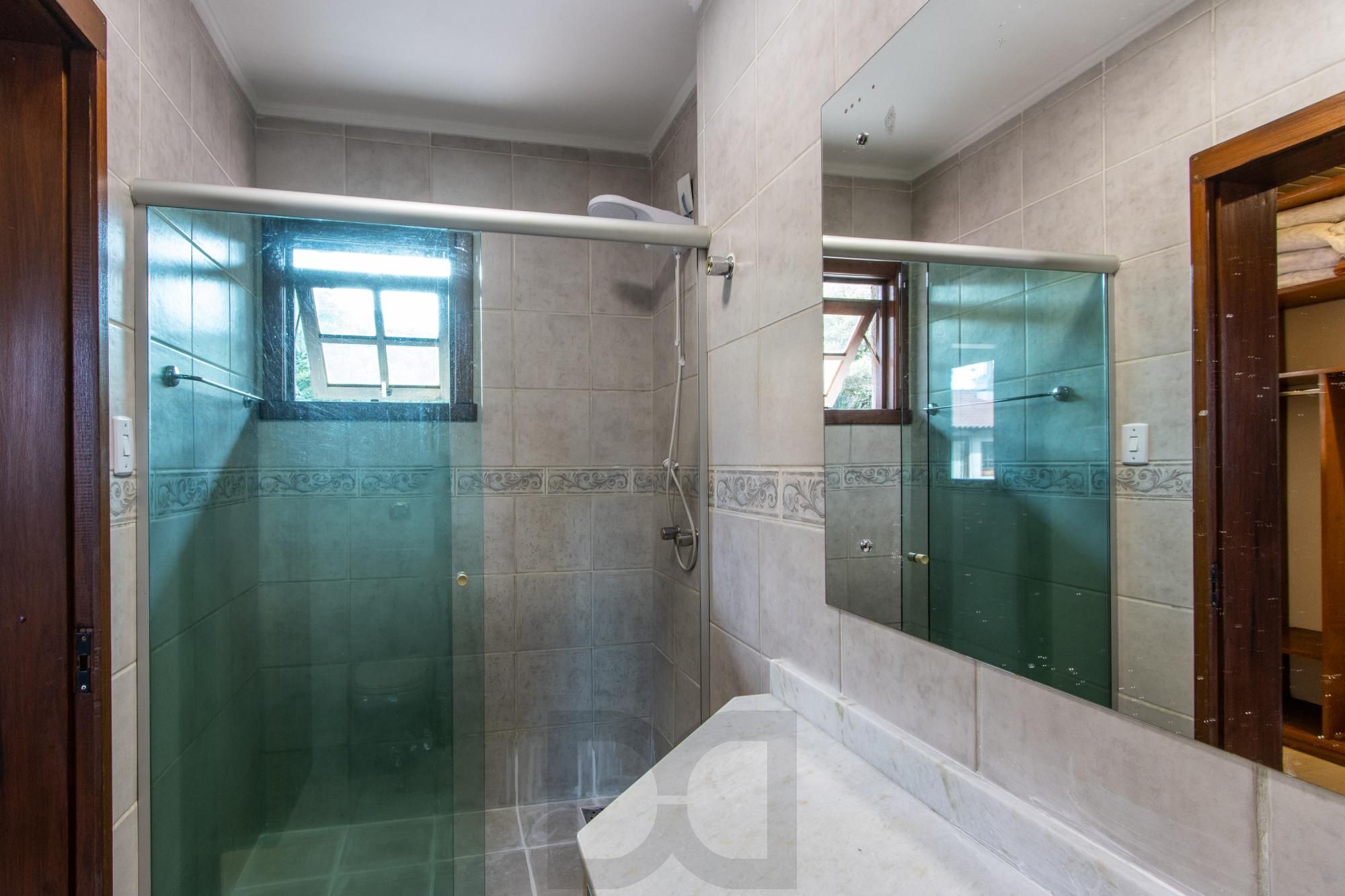 Ampla Casa com 2 Suítes, Closet, Lareira e Pátio com Árvores Frutíferas. — foto 17