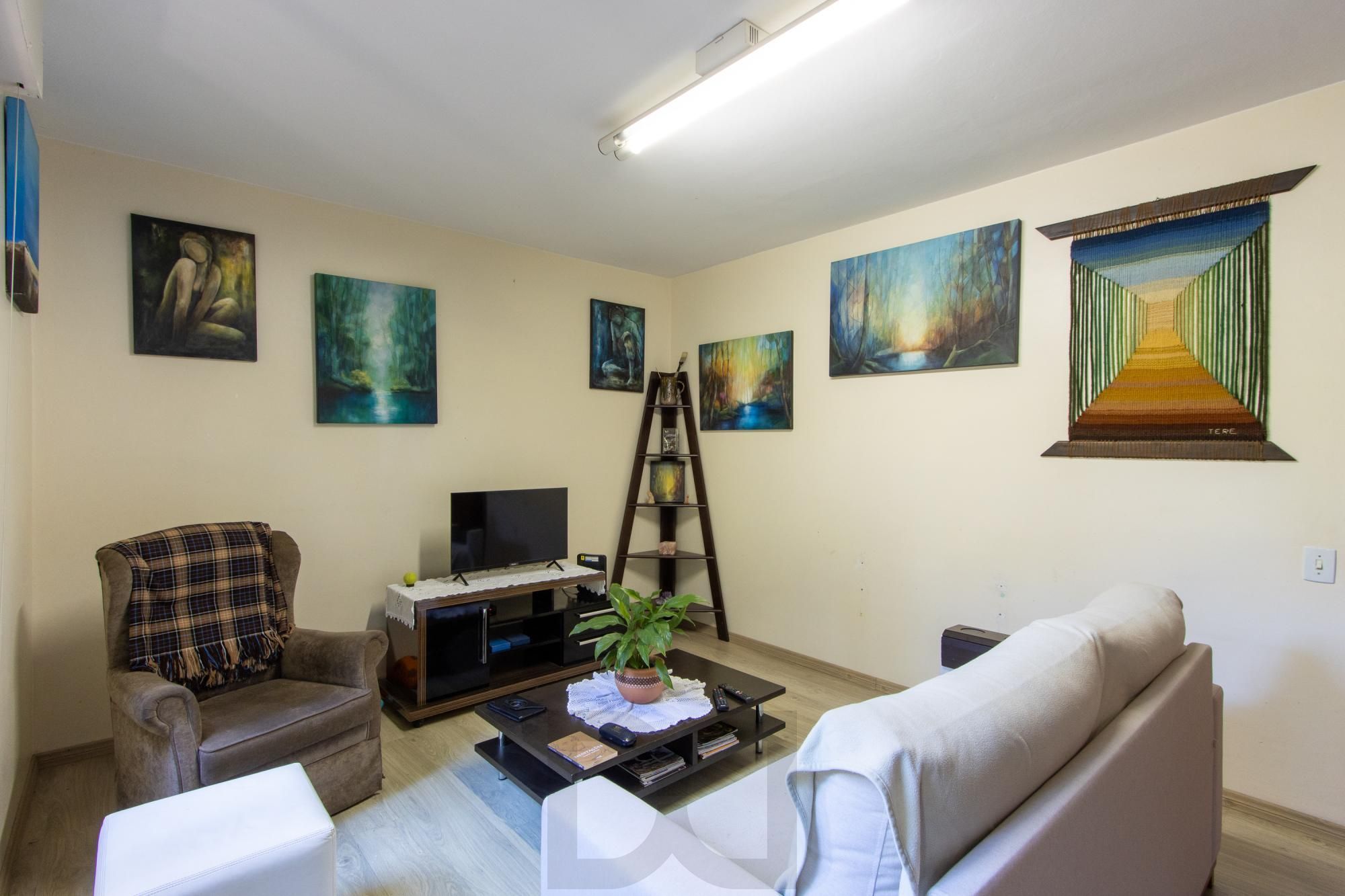 Casa de Alvenaria, possui 3 dormitórios, uma suíte, hall de entrada, lavabo, living com lareira, cozinha ampla com armários, área gourmet com churrasqueira, corredor, pátio e 4 vagas de garagem, uma construção em anexo que possui hall de entrada, lavabo, living, cozinha, escritório, banheiro social — foto 18