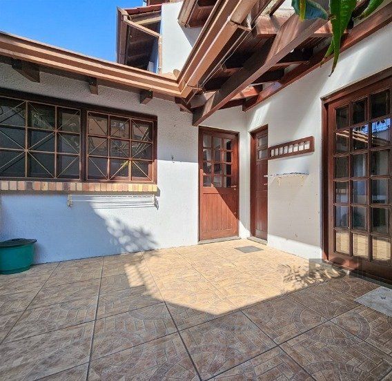 Casa de 3 dormitórios com 2 vagas de garagem no bairro Jardim Isabel — foto 14