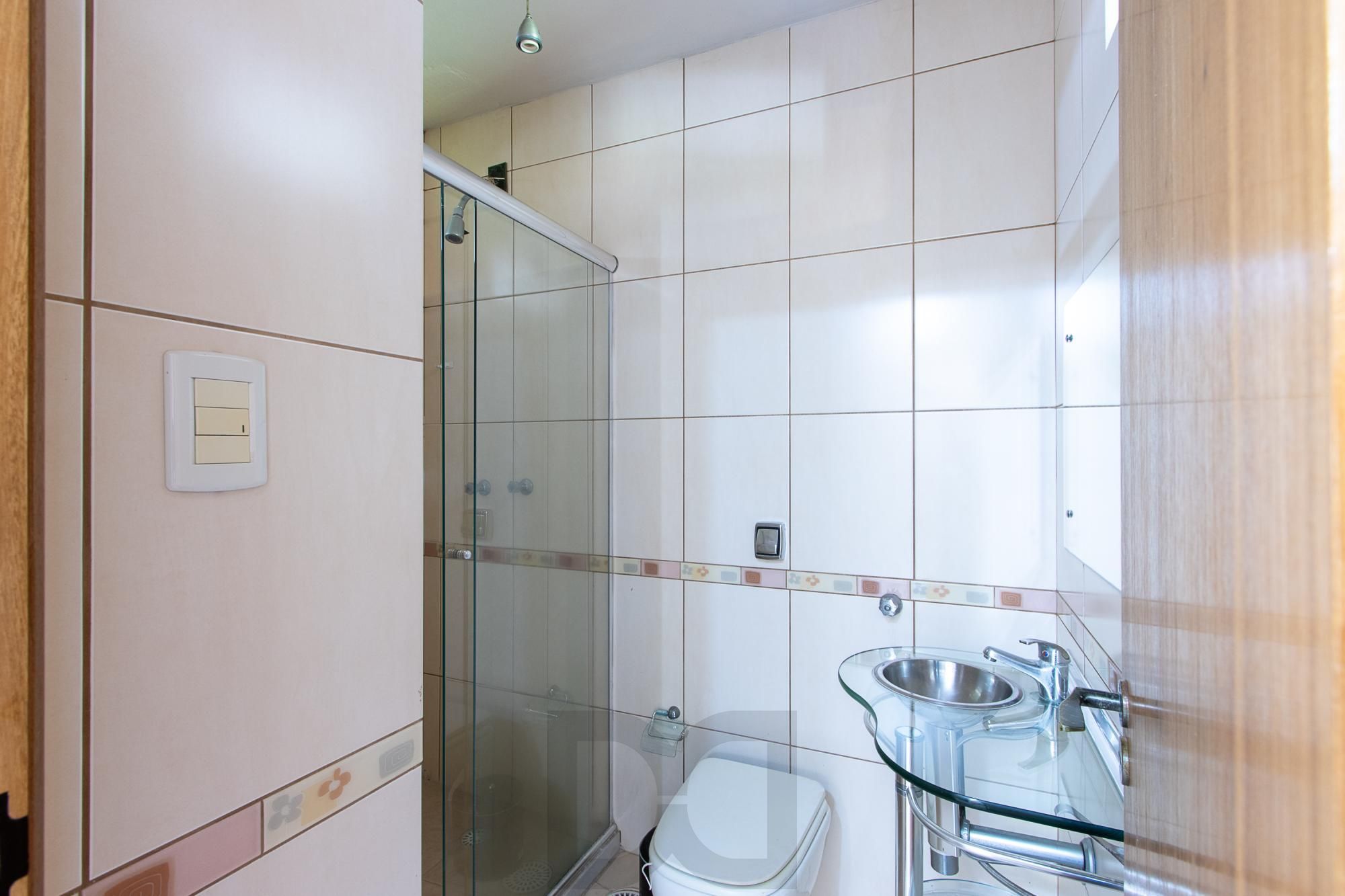 Casa de condomínio, 3 dormitórios, 1 suíte, 1 vaga coberta, no bairro Cristal. — foto 15