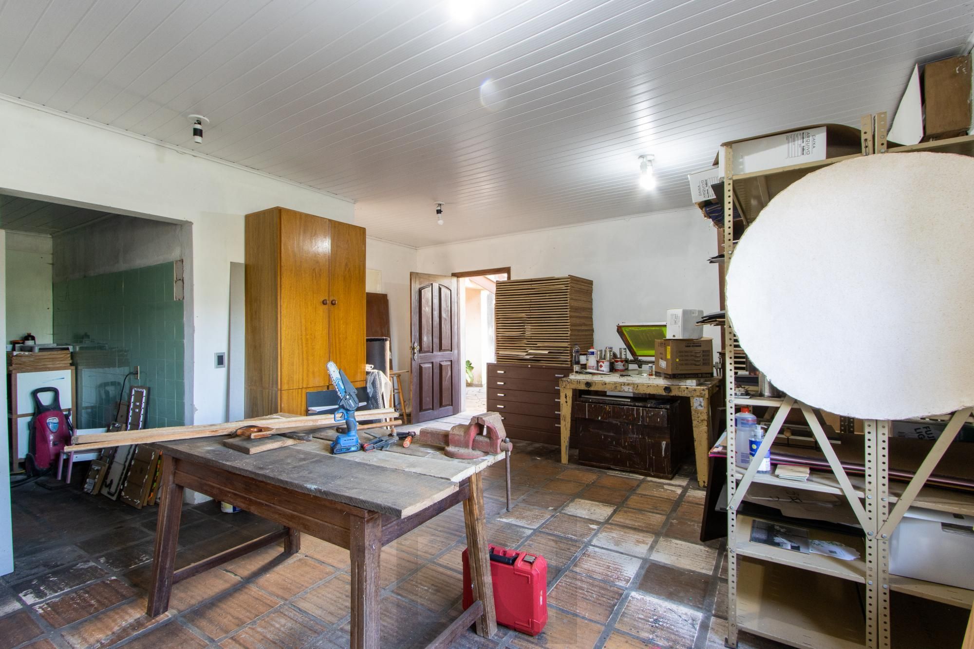 Casa de Alvenaria, possui 3 dormitórios, uma suíte, hall de entrada, lavabo, living com lareira, cozinha ampla com armários, área gourmet com churrasqueira, corredor, pátio e 4 vagas de garagem, uma construção em anexo que possui hall de entrada, lavabo, living, cozinha, escritório, banheiro social — foto 58