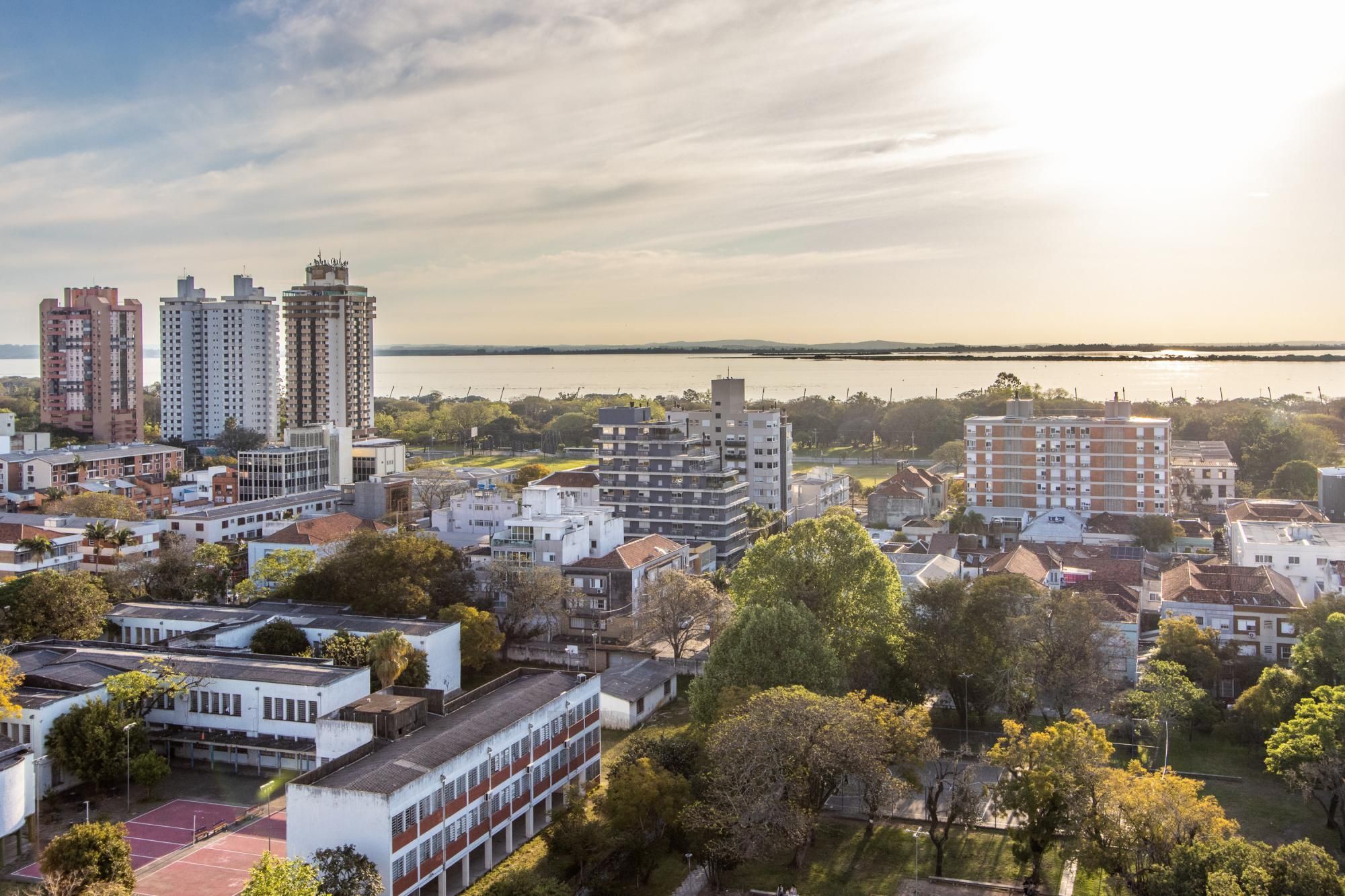 Apartamento 3 Dormitórios com vista definitiva para o Guaíba no bairro Menino Deus - Saúde e Lazer ao Seu Alcanc — foto 1