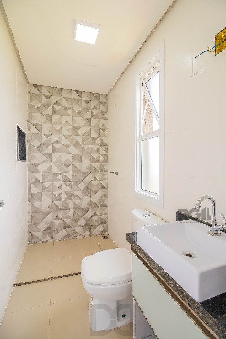 Sobrado, 185 metros quadrados privativo, com 3 quartos, 1 suíte, Living e cozinha integrados, lareira, churrasqueira, lavabo e 2 vagas de garagem. e 2 vagas de garagem — foto 14