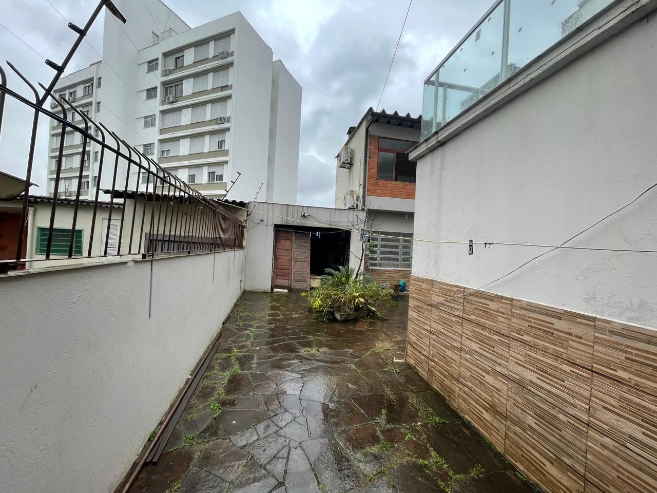 Terreno amplo com 690m², com duas casas construídas para moradia ou investyirdores!! — foto 18