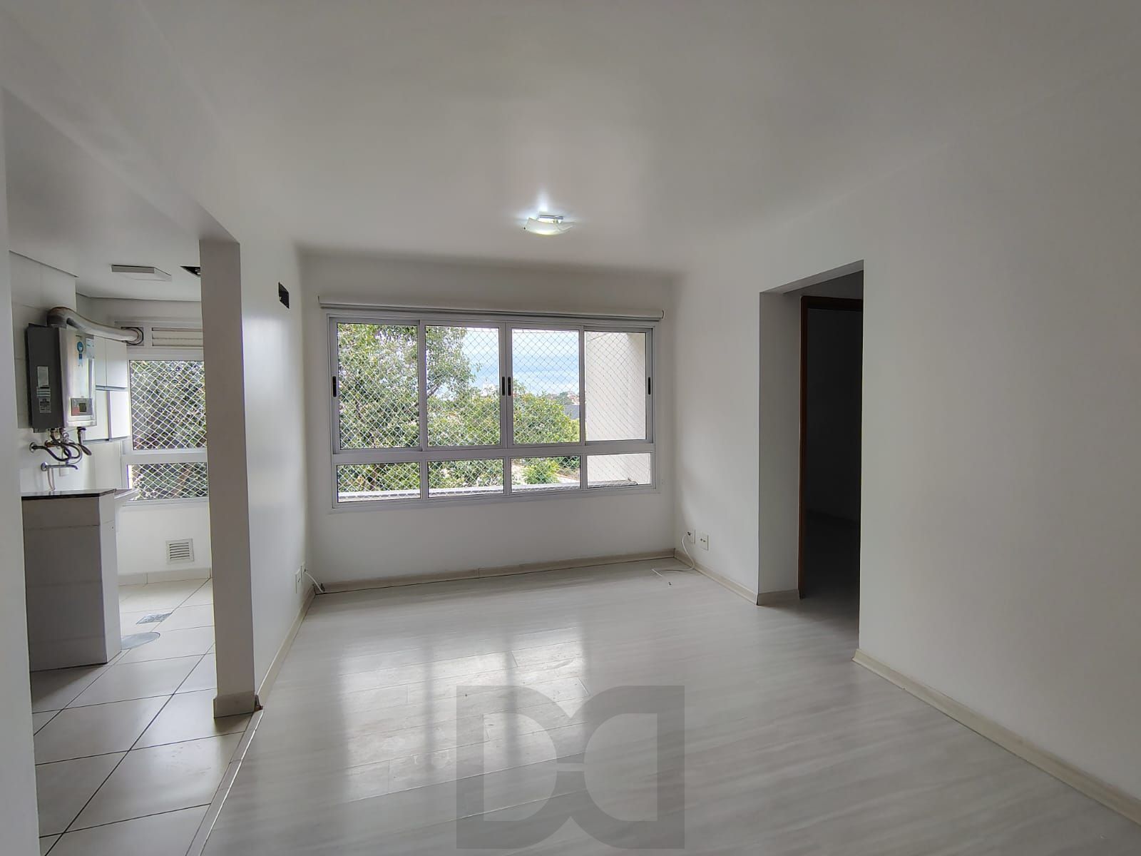 Apartamento de 2 dormitórios, living, cozinha planejada, área de serviço, banheiro social e 1 vaga de garagem escriturada. — foto 2