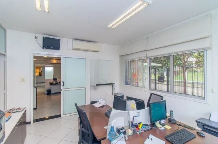 Excelente oportunidade para empresas e investidores! Prédio comercial moderno, amplo e muito bem localizado no bairro Menino Deus, oferecendo estrutura completa para diferentes tipos de negócios. — foto 7