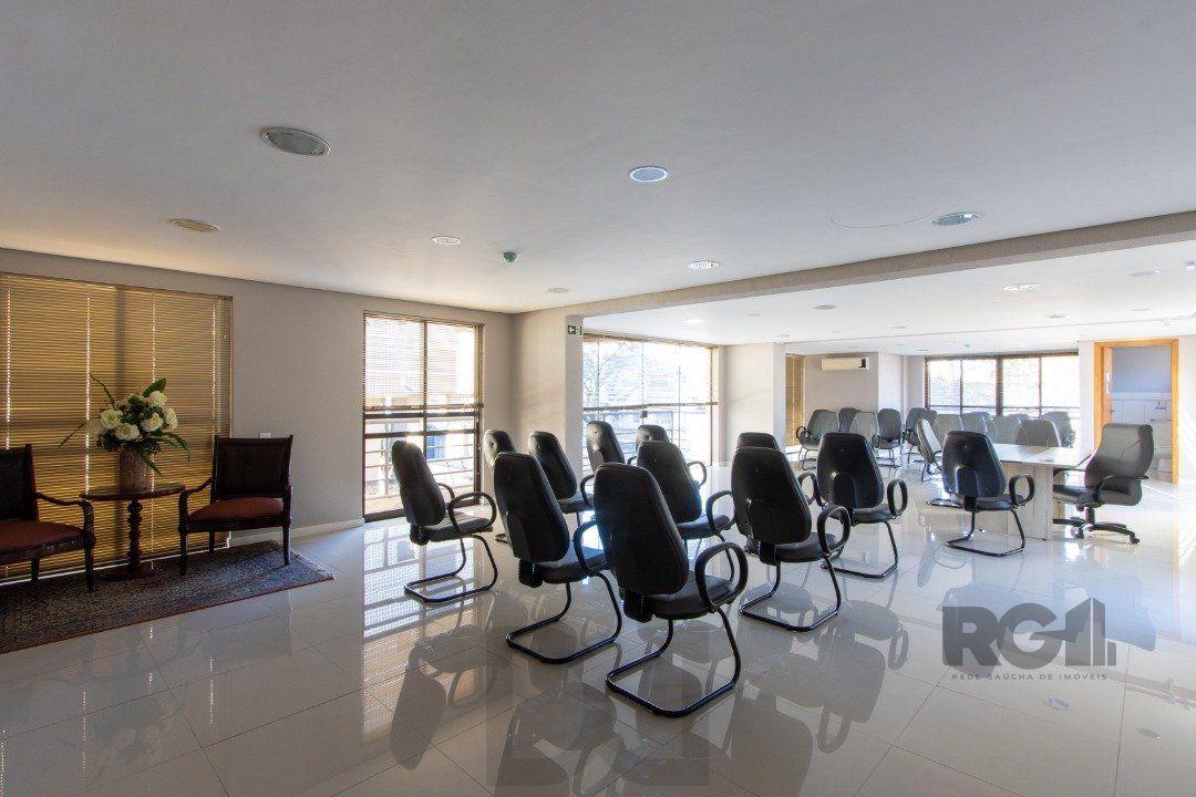 EXCELENTE SALA COMERCIAL, muito bem localizada no bairro Menino Deus, 01 banheiro, sacada e ar condicionado split, toda montada — foto 14
