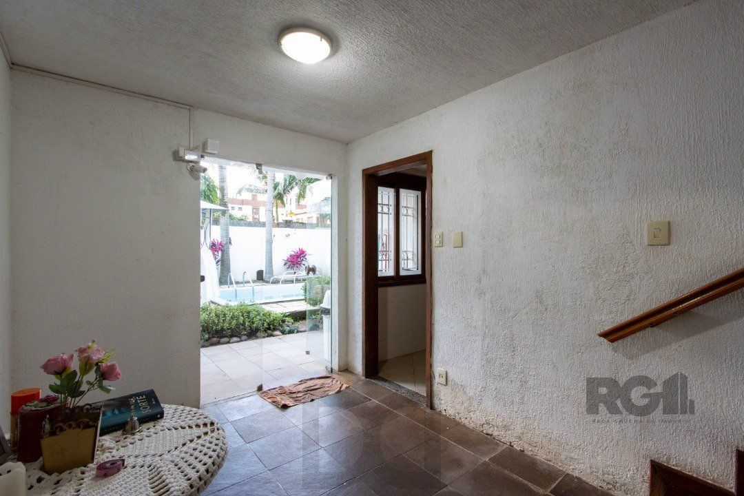 Casa no bairro Cristal, Possui 4 dormitórios, sendo 1suíte, closet e banheira de hidromassagem, com possibilidade de um podendo 1 dormitórios extra. — foto 14