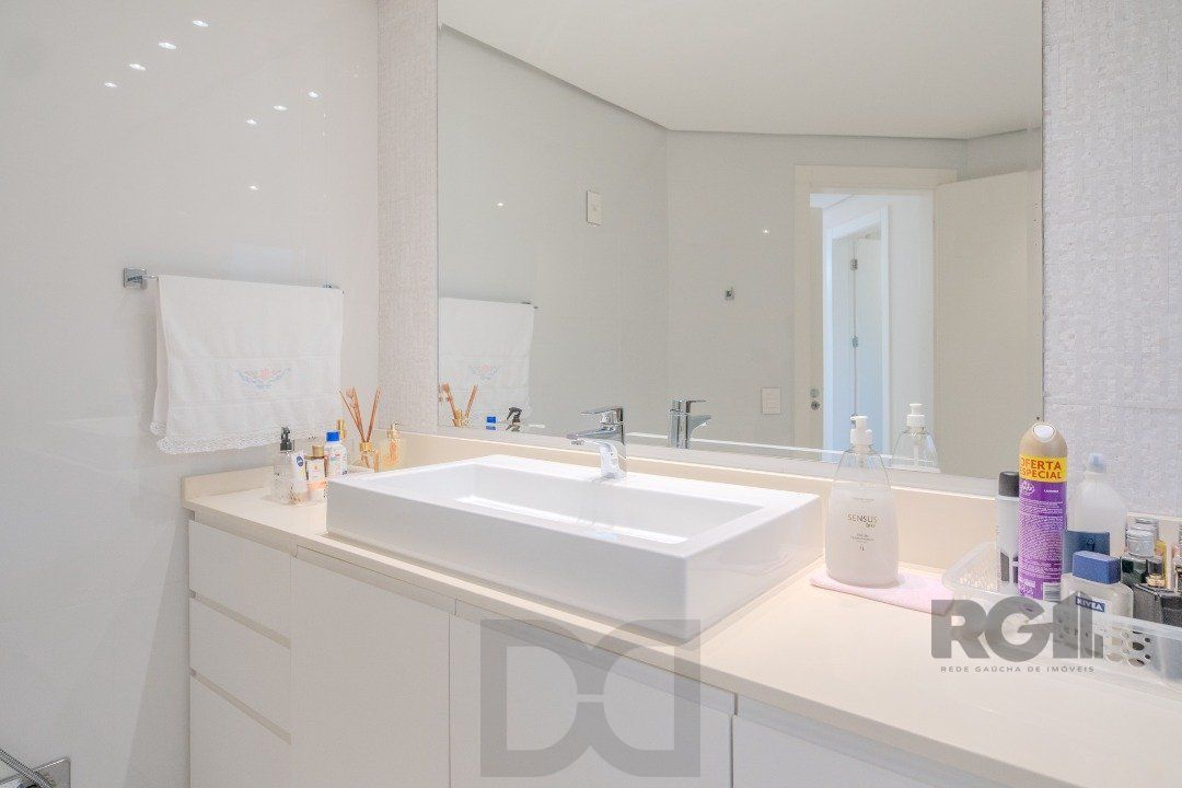 Casa semimobiliada e possui 3 suítes (sendo 1 delas master com closet e hidro) — foto 20