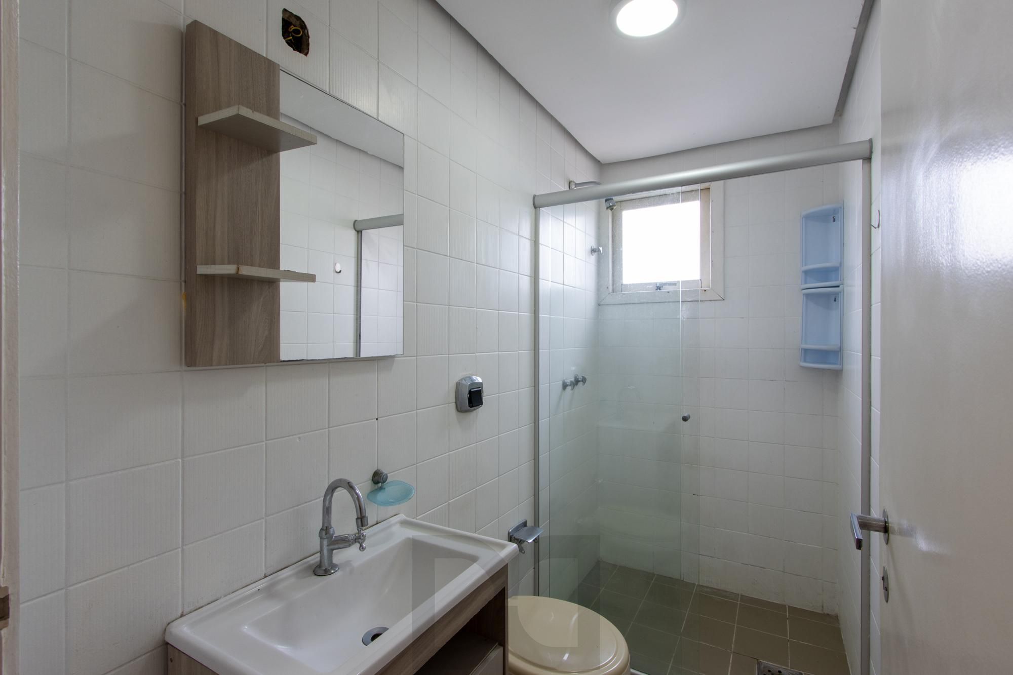 Cobertura com 137m², no Bairro Cristal, de 2 dormitórios, sento uma suíte, ampla sacada, churrasqueira, vista panorâmica, vaga coberta. — foto 18