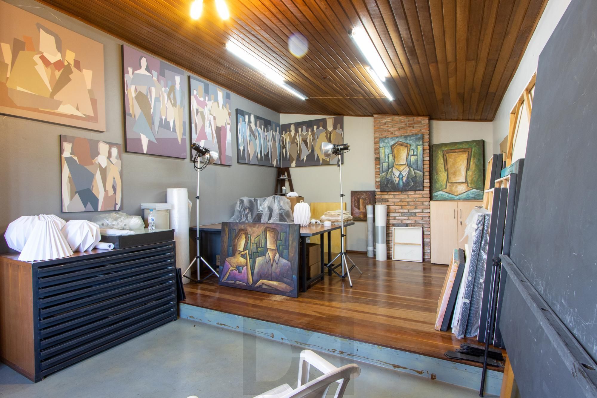 Casa de Alvenaria, possui 3 dormitórios, uma suíte, hall de entrada, lavabo, living com lareira, cozinha ampla com armários, área gourmet com churrasqueira, corredor, pátio e 4 vagas de garagem, uma construção em anexo que possui hall de entrada, lavabo, living, cozinha, escritório, banheiro social — foto 39
