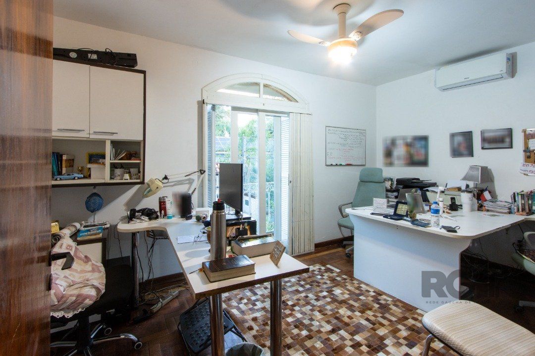 Casa no bairro Cristal, Possui 4 dormitórios, sendo 1suíte, closet e banheira de hidromassagem, com possibilidade de um podendo 1 dormitórios extra. — foto 36