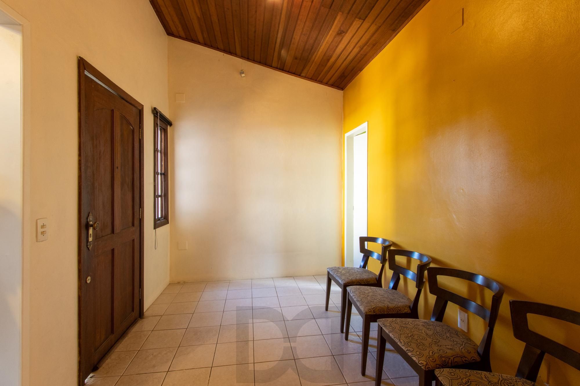Casa de Alvenaria, possui 3 dormitórios, uma suíte, hall de entrada, lavabo, living com lareira, cozinha ampla com armários, área gourmet com churrasqueira, corredor, pátio e 4 vagas de garagem, uma construção em anexo que possui hall de entrada, lavabo, living, cozinha, escritório, banheiro social — foto 37